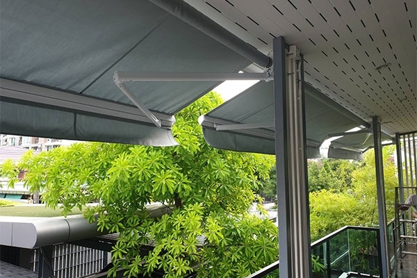 24-retractable-awnings53605009-BE80-52AF-89EE-8618FD494E15.jpg